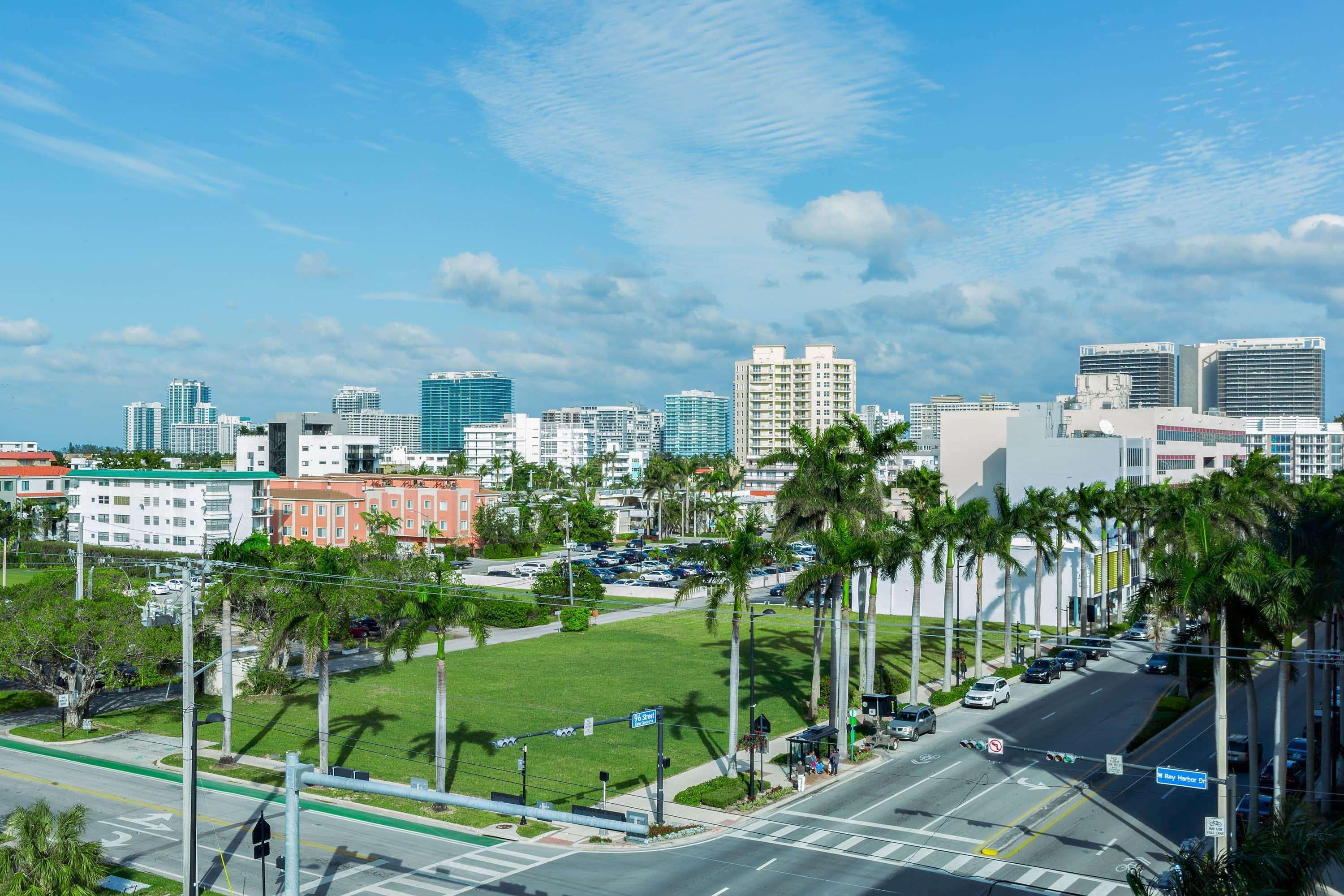 ホテル トリップ バイ ウィンダム マイアミ ベイ ハーバー Bay Harbor Islands エクステリア 写真