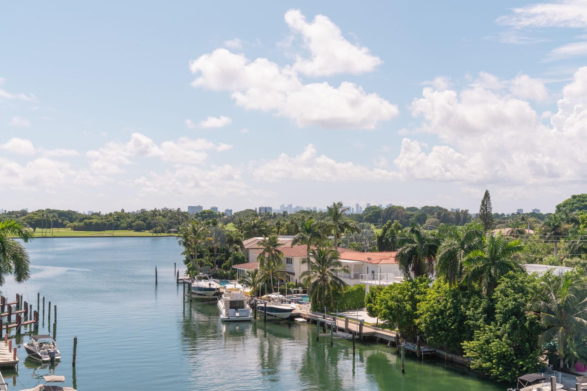 ホテル トリップ バイ ウィンダム マイアミ ベイ ハーバー Bay Harbor Islands エクステリア 写真