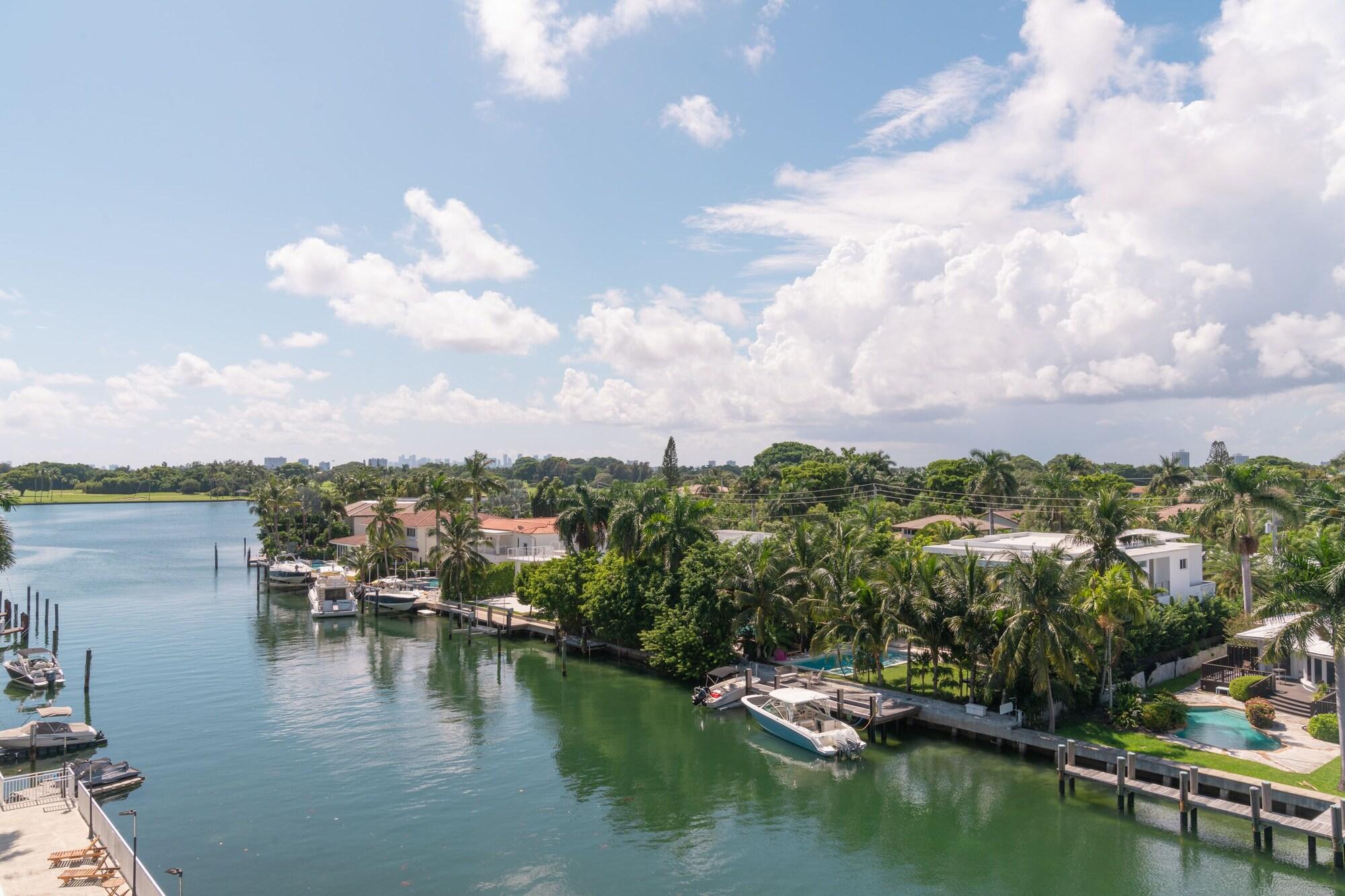 ホテル トリップ バイ ウィンダム マイアミ ベイ ハーバー Bay Harbor Islands エクステリア 写真